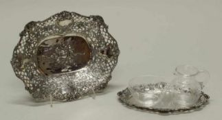 Tablett, Silber 835, Rokokodekor, mit Sahnegießer und Zuckerschale je aus farblosem Glas, 3-6 cm