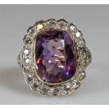 Ring, GG 585, teils weiß belötet, 1 rechteckig facettierter Amethyst, 22 Besatz-Diamanten, 6 g, RM