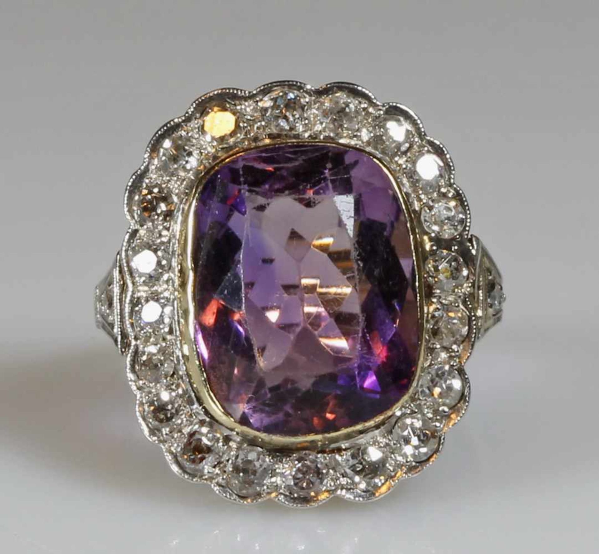 Ring, GG 585, teils weiß belötet, 1 rechteckig facettierter Amethyst, 22 Besatz-Diamanten, 6 g, RM