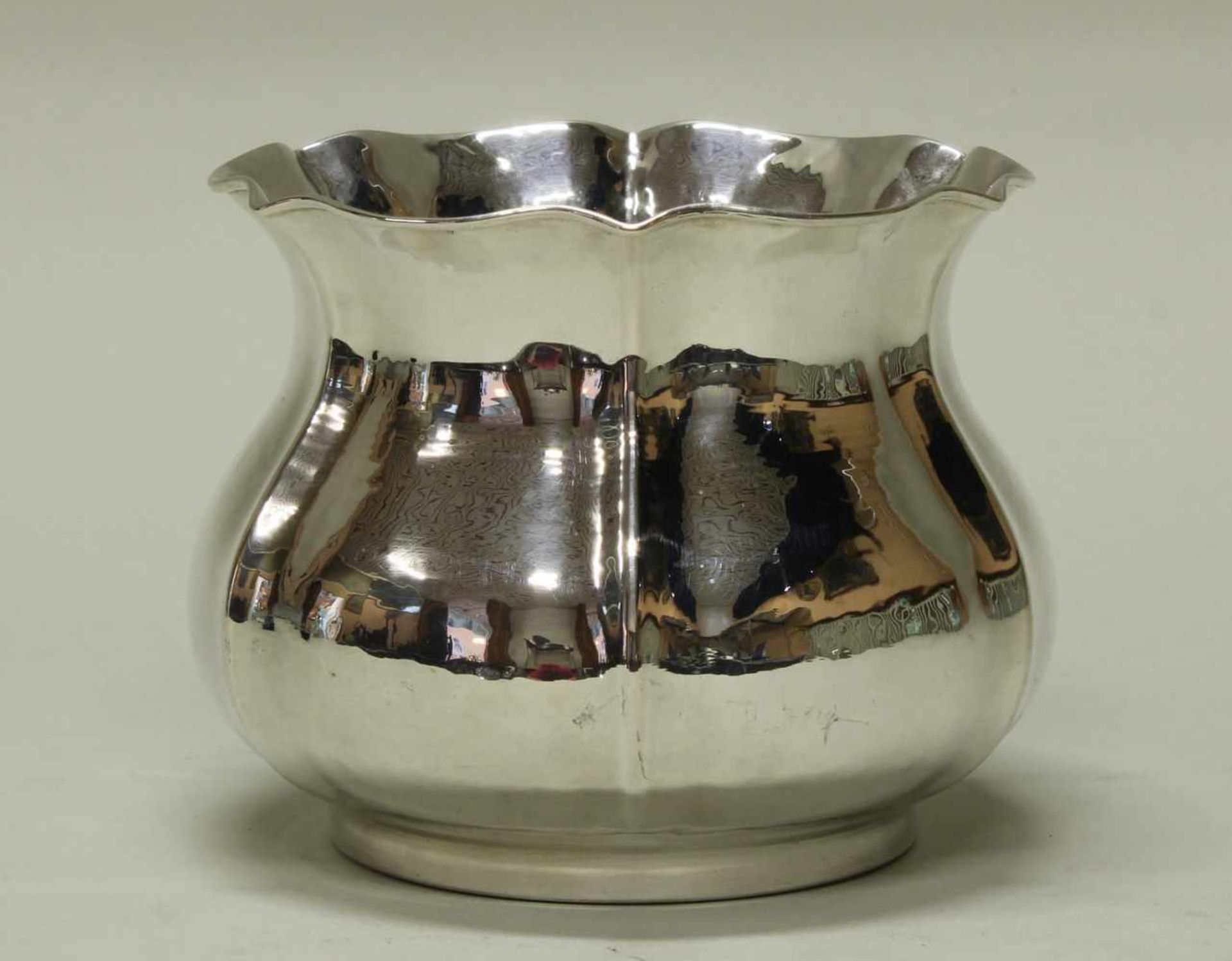 Cachepot, Silber 800, Italien, martelierte Struktur, von Graten gegliedert, 11 cm hoch, ø 13 cm, ca.