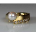 Ring, GG 750, 1 Perle ø ca. 7.8 mm, 6 Brillanten zus. ca. 0.18 ct., etwa tw/vs, 10 g, RM 16.5