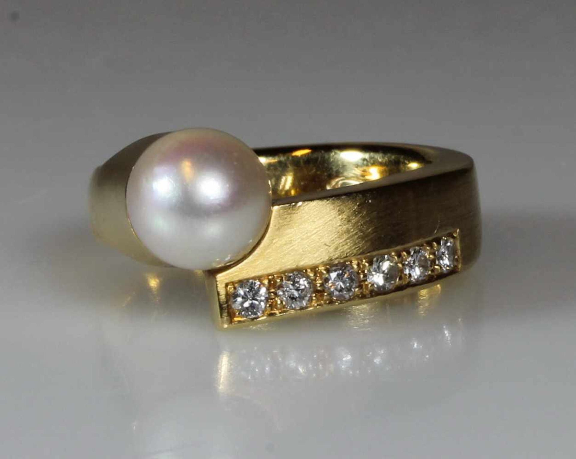 Ring, GG 750, 1 Perle ø ca. 7.8 mm, 6 Brillanten zus. ca. 0.18 ct., etwa tw/vs, 10 g, RM 16.5