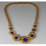 Collier, GG 585, runde verlaufende strukturierte Goldelemente, davon 7 mit Lapislazuli-Scheiben