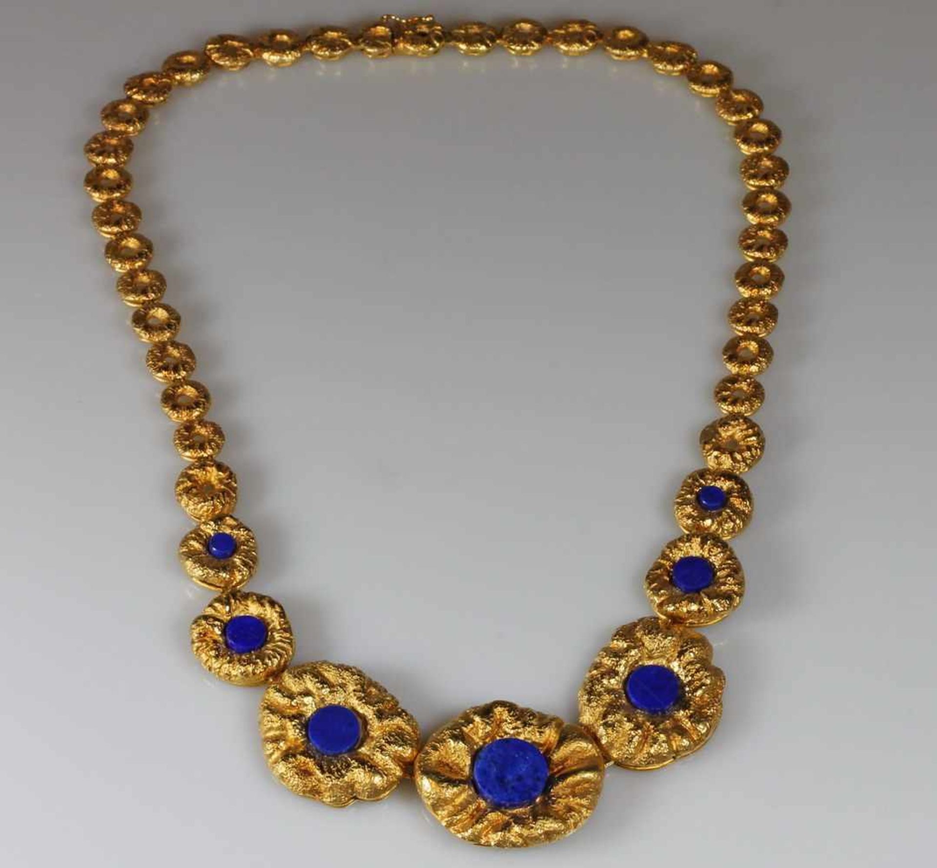 Collier, GG 585, runde verlaufende strukturierte Goldelemente, davon 7 mit Lapislazuli-Scheiben