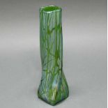 Vase, Loetz Witwe, Klostermühle, ungemarkt, farbloses Glas, grün hinterfangen, mit blau-irisierenden