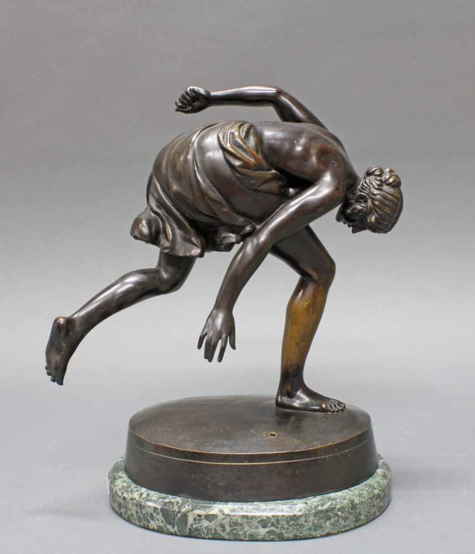 Bronze, dunkel patiniert, "Kugelspielerin (?)", auf der Plinthe bezeichnet Otto Lessing und - Image 2 of 3