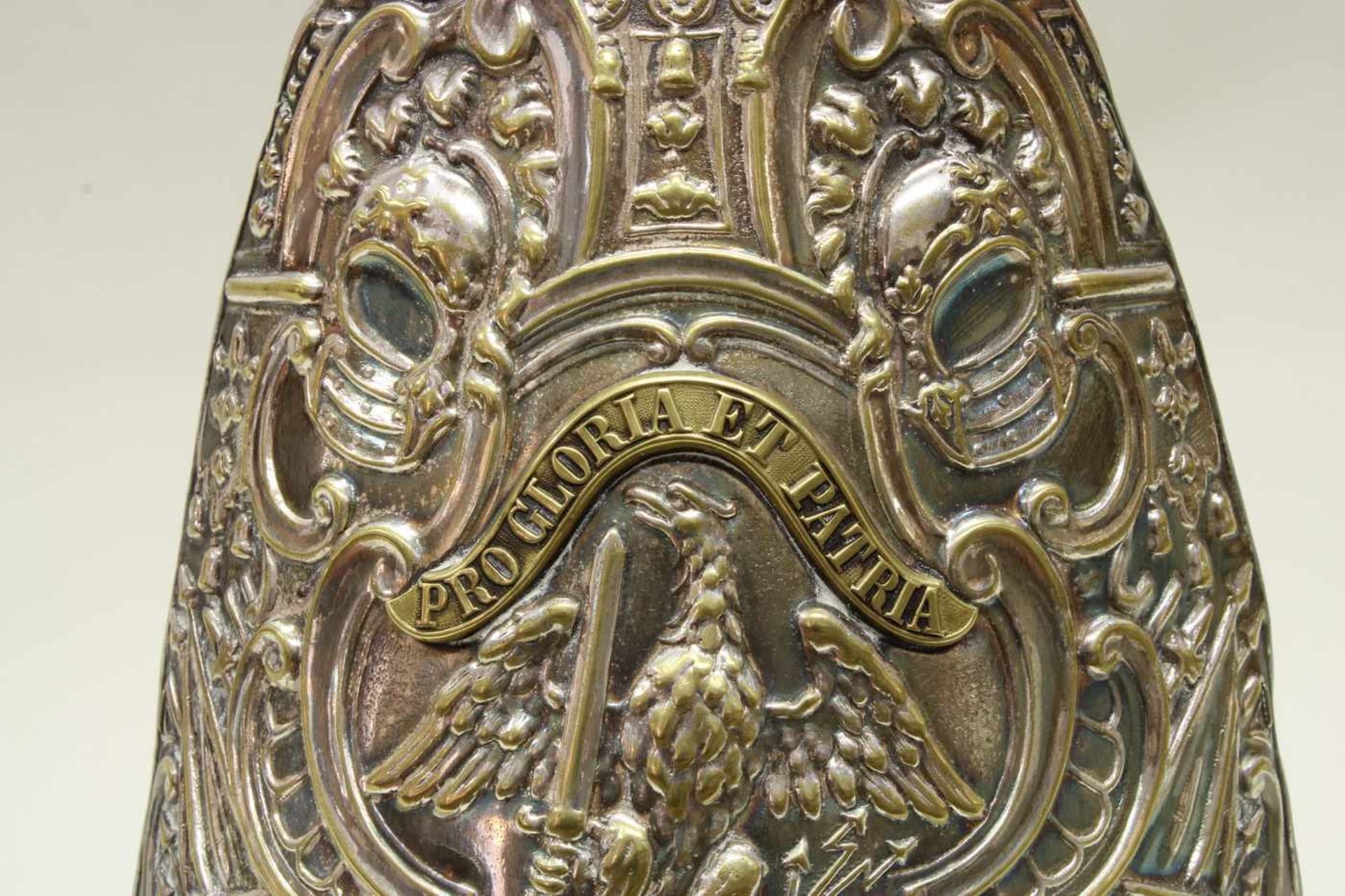 Füsiliermütze, Preussen, Ende 19. Jh., reliefiertes Mützenblech "Pro gloria et patria", mit Adler - Bild 2 aus 6