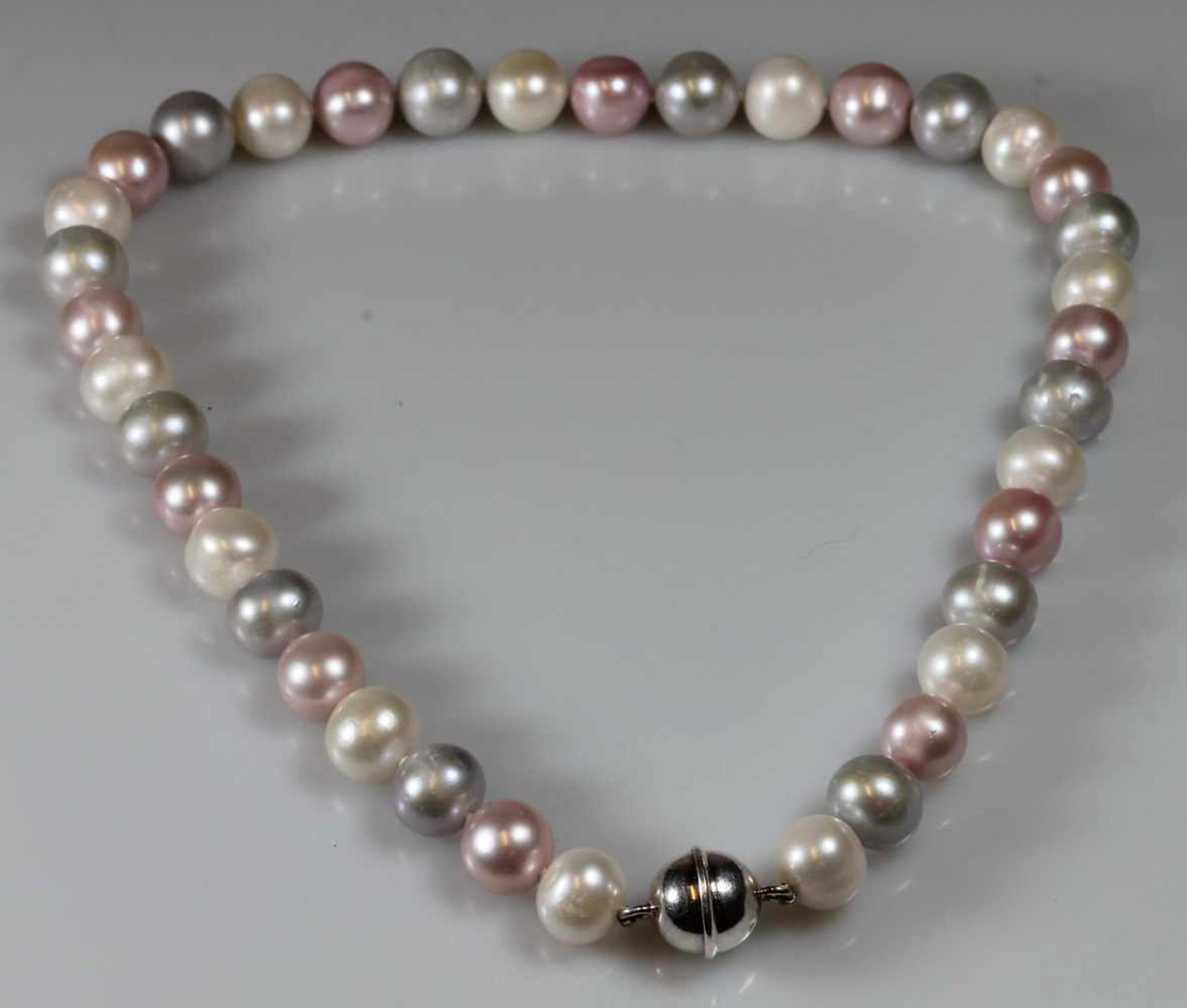 Perlenkette, 37 Zuchtperlen ø ca. 10 mm -11 mm, rosé/grau-silber/weiß, leicht barocke Form,