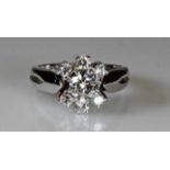 Ring, WG 585, 1 Brillant ca. 0.60 ct., 6 Brillanten zus. ca. 0.30 ct., alle etwa w/vvs,