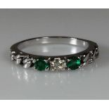 Ring, WG 585, 1 Brillant ca. 0.11 ct., etwa w/p, 2 Smaragde zus. ca. 0.28 ct., 1.5 g, RM 16.5