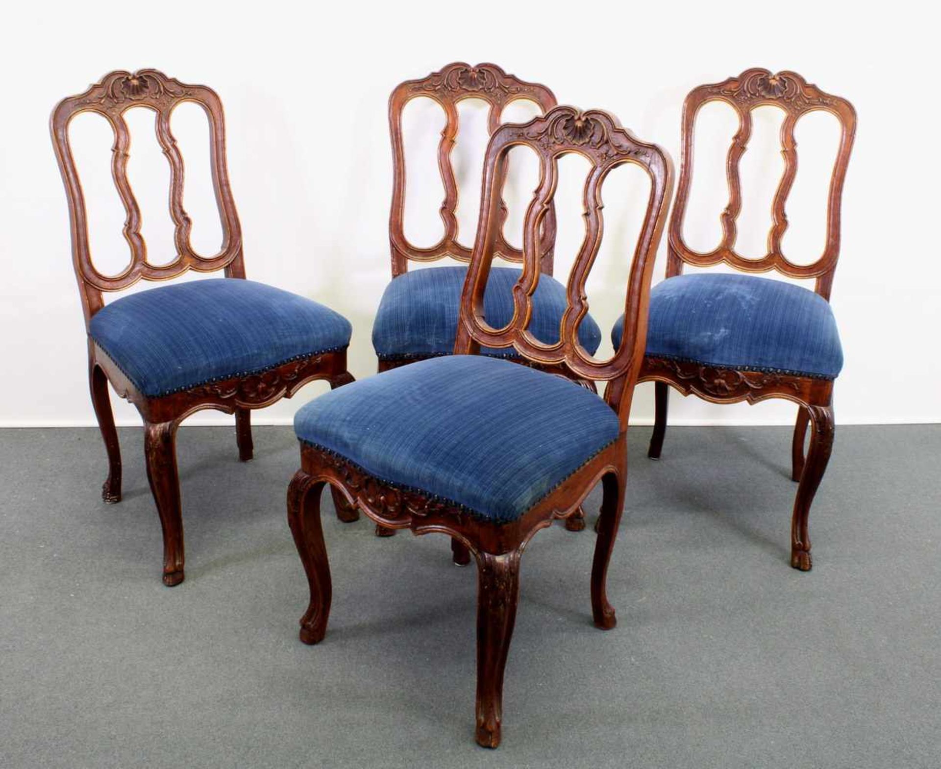 4 Stühle, Eifel, Mitte 18. Jh., Eiche, Flachschnitzerei, erneuertes Sitzpolster