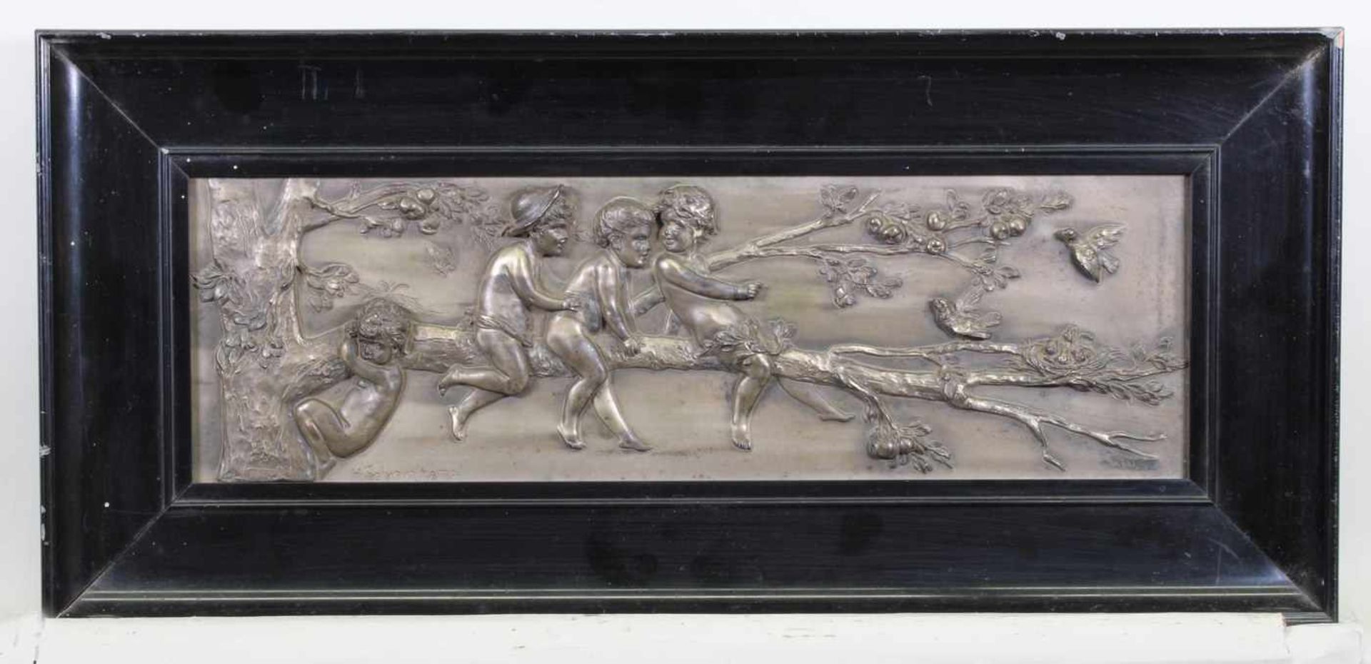 Relief, Metall, "Putten auf Baumast", bezeichnet unten links H.(elmuth) Schievelkamp, 14 x 46 cm, - Image 2 of 3