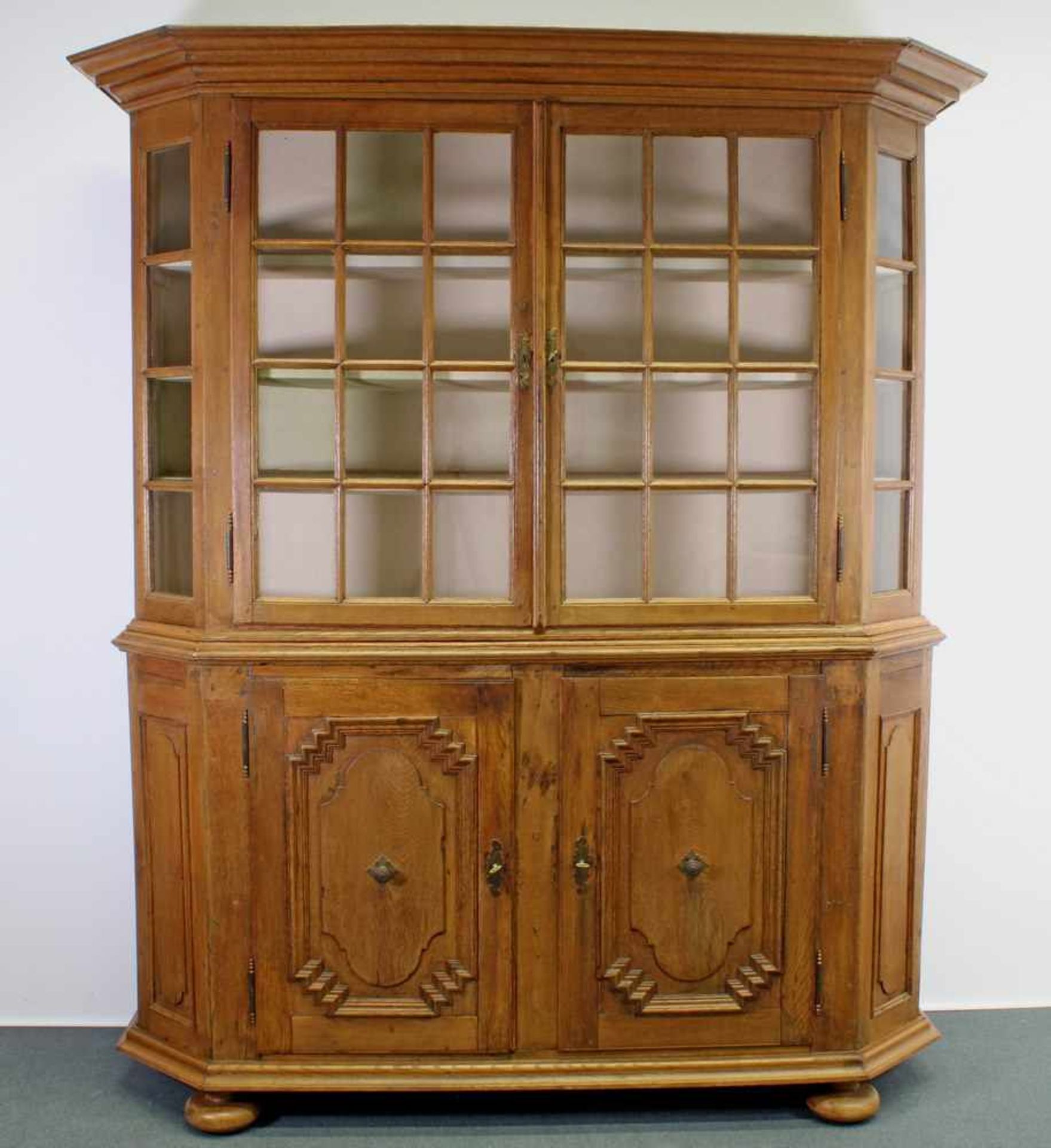 Vitrine, Norddeutsch, 18. Jh., Eiche, Unterteil zwei geschlossene Türen, zweitüriger