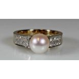 Ring, GG 585, 1 Akoya-Zuchtperle ø ca. 8.5 mm, 16 Besatz-Brillanten zus. ca. 0.32 ct., 6.6 g, RM