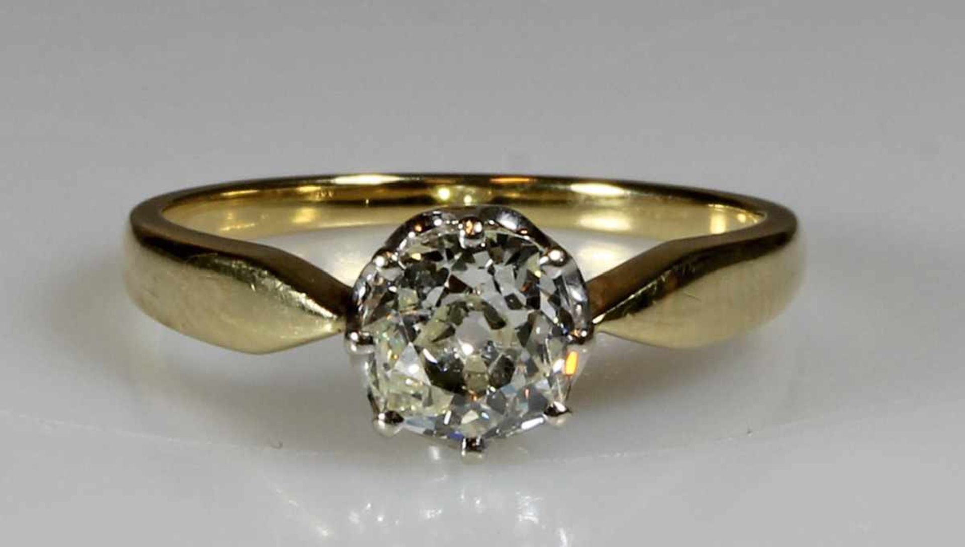 Ring, GG 585, 1 Diamant ca. 0.80 ct., etwa cr3/vs1, Altschliff, Goldgewicht 2.9 g, RM 17