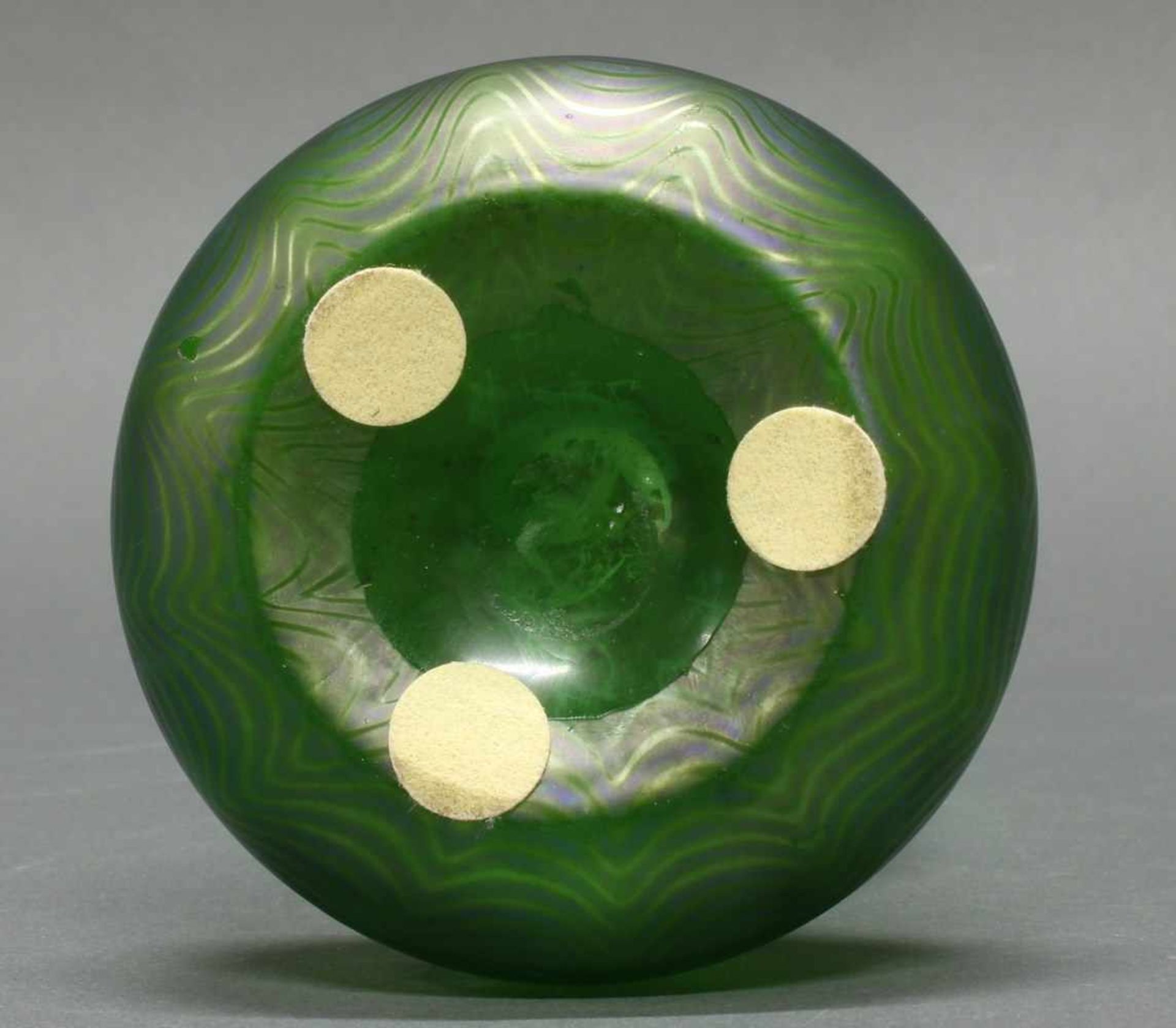 Vase, Loetz Witwe, Klostermühle, ungemarkt, farbloses Glas, grün hinterfangen, blau-irisierender - Image 2 of 2
