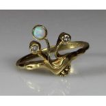 Ring, GG 585, 1 kleiner Opal-Cabochon, 2 kleine Brillanten, 1 g, RM 16