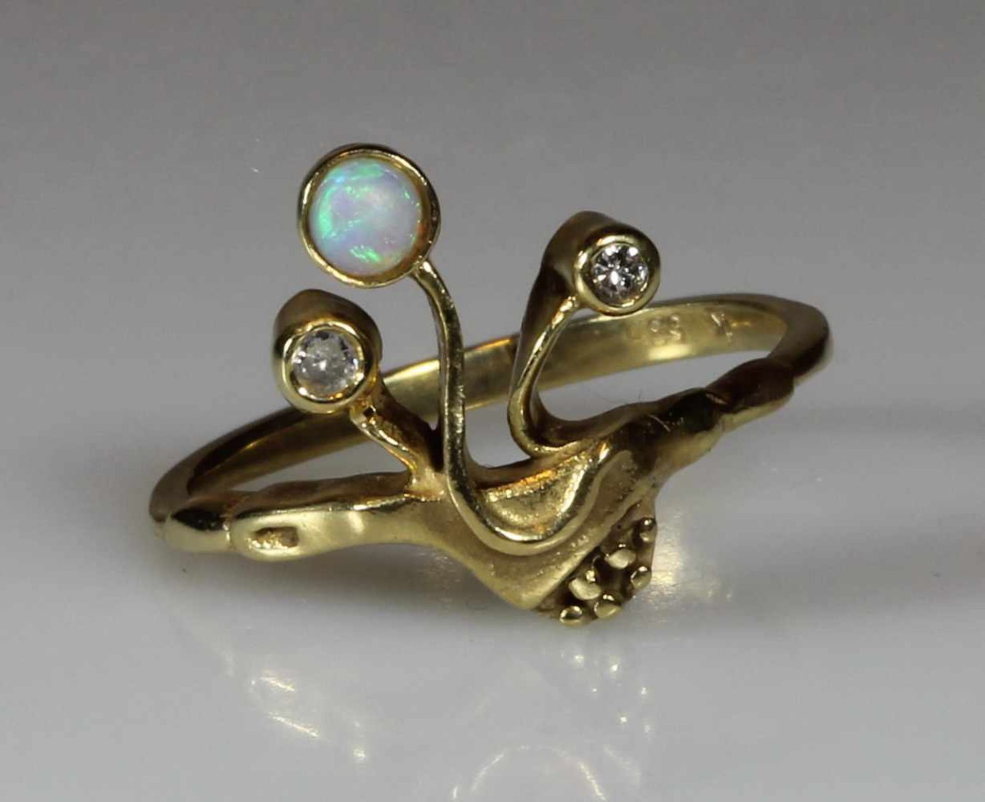 Ring, GG 585, 1 kleiner Opal-Cabochon, 2 kleine Brillanten, 1 g, RM 16