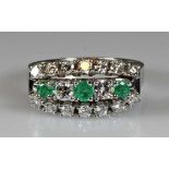 Ring, WG 585, 16 Brillanten zus. ca. 0.57 ct., 3 facettierte Smaragde, 5.2 g, RM