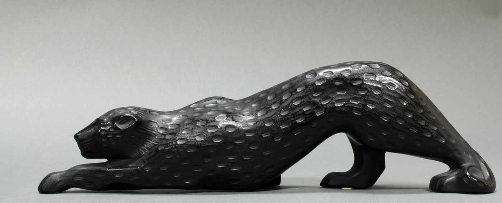 Glasfigur, "Zeila Panther", Lalique, Glas, schwarz, bezeichnet Lalique (R) France, 11 x 37 x 6 cm - Image 2 of 3