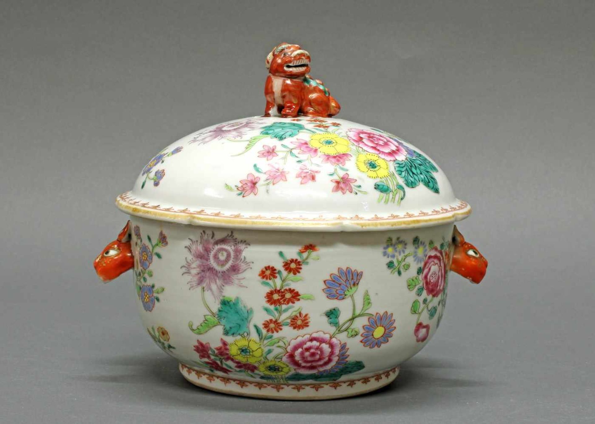 Deckelterrine, China, um 1800, Porzellan, famille rose, Blütendekor, Tierkopf-Henkel, Deckel mit