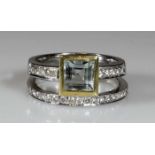 Ring, WG/GG 750, 1 quadratisch facettierter Aquamarin, 27 Brillanten zus. ca. 0.37 ct., 10.4 g, RM