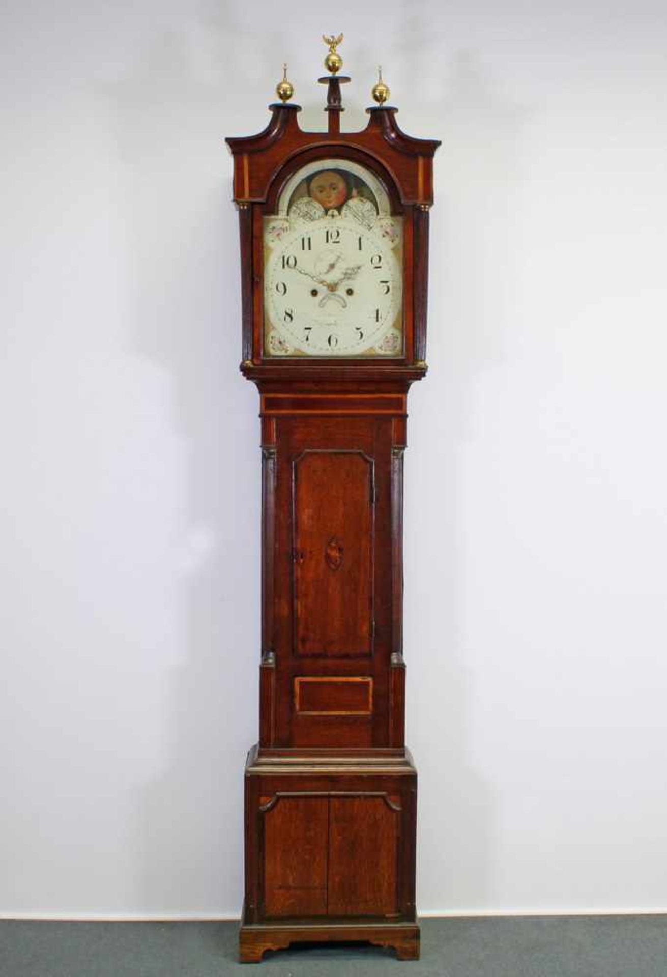 Standuhr, England, um 1830, Eiche, bemaltes Zifferblatt mit Sekunden- und Datumsanzeige, im Bogen