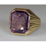 Ring, GG 585, 1 rechteckig facettierter Amethyst, mit Intaglio-Wappengravur, 15 g, RM 21