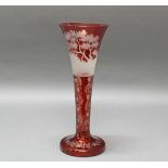 Vase, Böhmen, um 1900, Kristallglas, rubinrot überfangen, Schnittdekor mit Tierherde und Hirte am