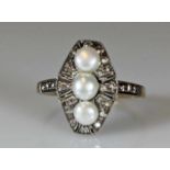 Ring, Art Deco-Stil, GG 750/Silber 925, 3 Perlen, Brillanten zus. ca. 0.29 ct., 3 g, RM 17