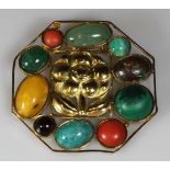 Brosche/Anhänger, Österreich, Art Deco-Stil, mittig stilisierte goldene Blüte, Rand mit 10 Cabochons