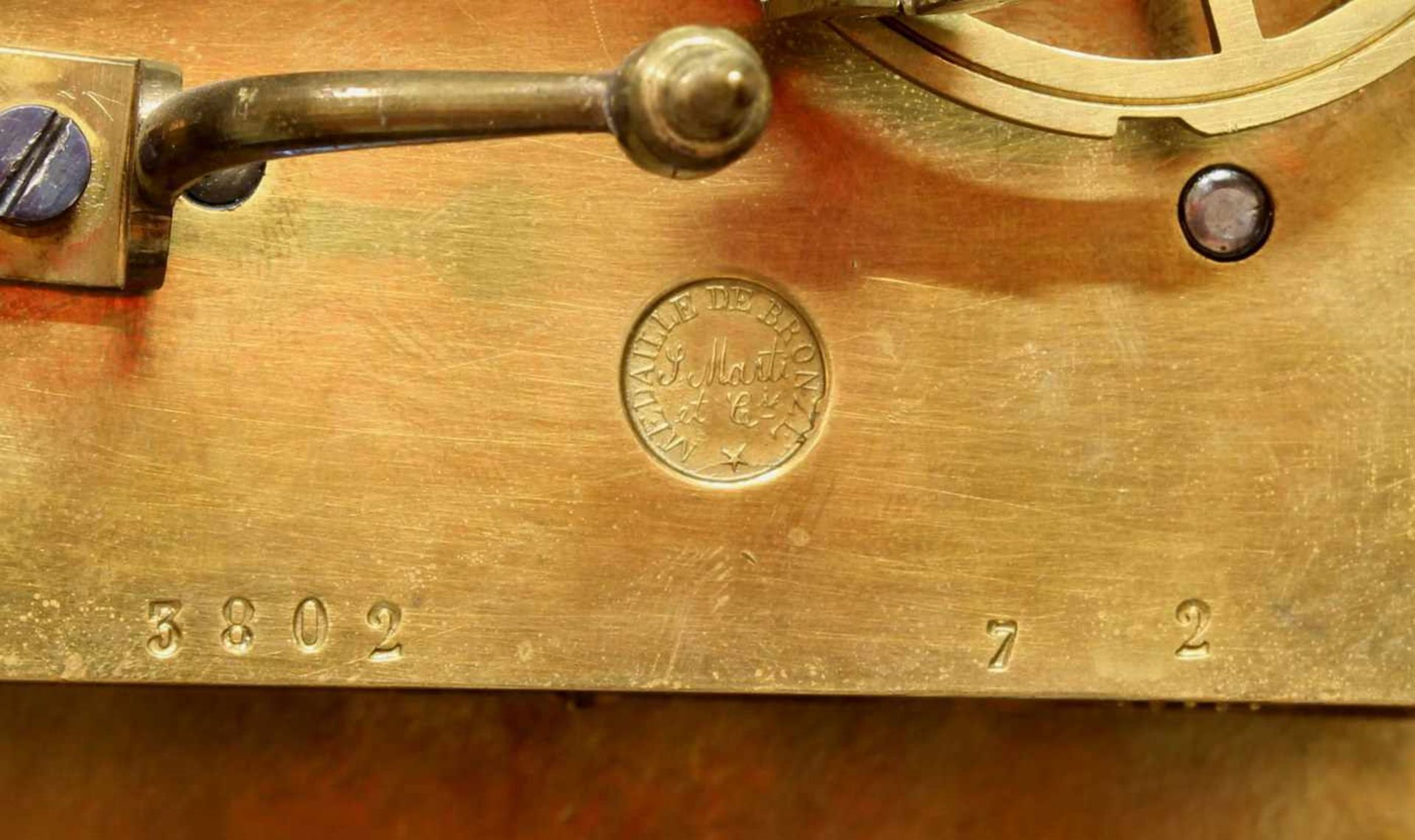 Pendule mit Konsole, Frankreich, um 1870, Holzgehäuse mit Messingeinlagen in Boulle-Technik, - Image 7 of 7