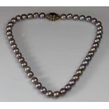 Perlenkette, 45 graue Zuchtperlen ø ca. 9 mm, Schließe GG 750, 2. Hälfte 19. Jh., 1 ovaler