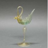 Glaspokal, "Vogel", Venezianisch, 20. Jh., mit Einschmelzungen aus Goldpulver, 25 cm