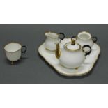 Solitaire, KPM Berlin, um 1840/1850, Weißporzellan mit Goldrand und schwarzen Henkeln: Teekanne,