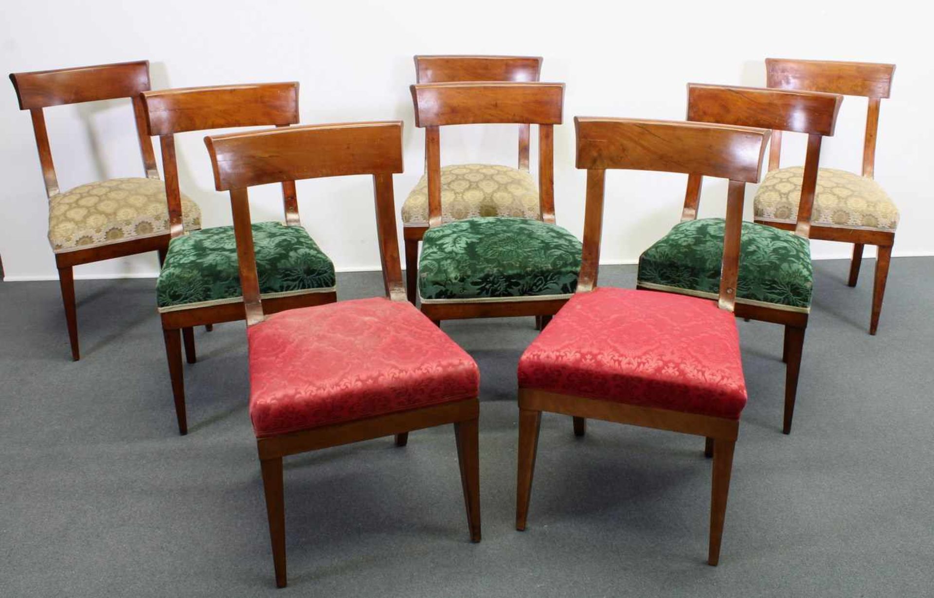 8 Stühle, Biedermeier, um 1825, Mahagoni, Sitzpolster mit unterschiedlichen Bezügen, diverse alte