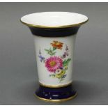 Vase, Meissen, Schwertermarke, 1924-1934, 1. Wahl, Trompetenform, bunte Blumen, königsblaue