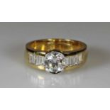 Ring, GG 750, weiß belötet, 1 Brillant ca. 1.0 ct., etwa tcr/si2, 8 Diamant-Baguettes zus. ca. 1.