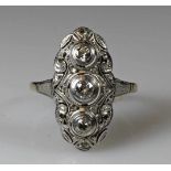 Ring, Art Deco, um 1920/30, GG 585, teils weiß belötet, 3 Diamanten ø ca. 3.5 mm, Altschliff, kleine
