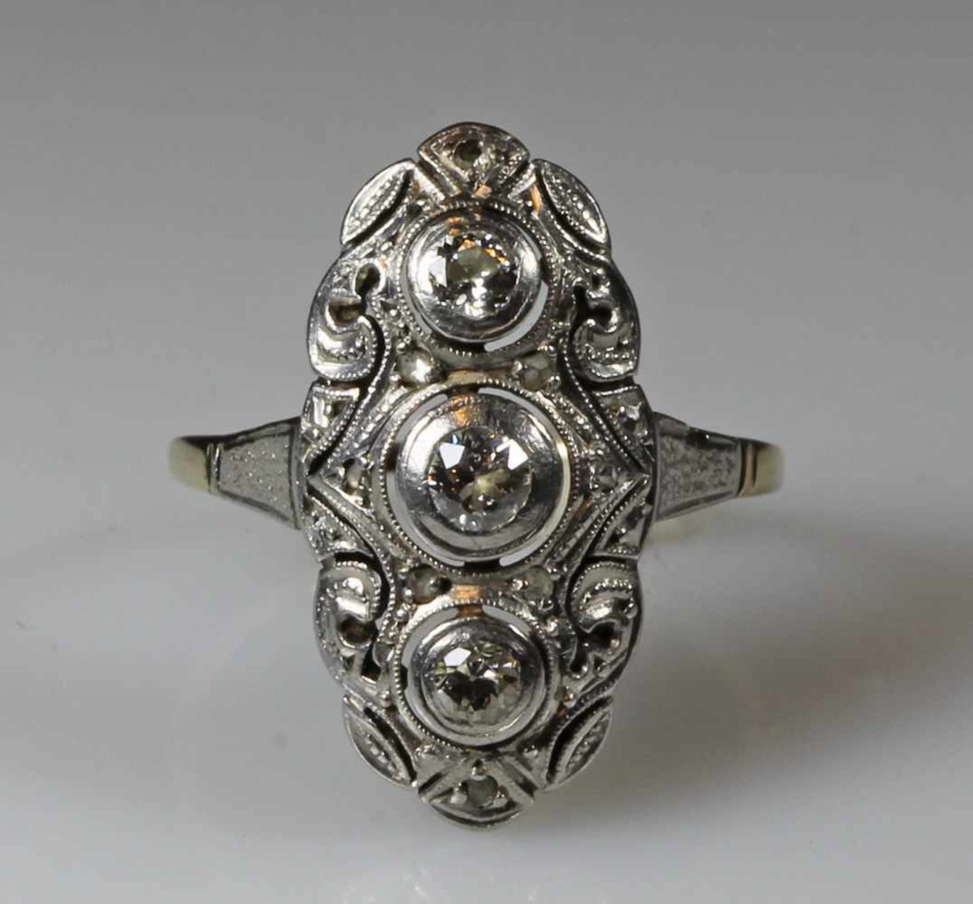 Ring, Art Deco, um 1920/30, GG 585, teils weiß belötet, 3 Diamanten ø ca. 3.5 mm, Altschliff, kleine