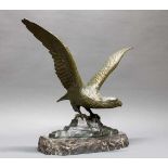 Plastik, Metall, bronziert, "Adler", rückseitig bezeichnet P. Jensen, auf Steinsockel, 42 cm bzw. 46