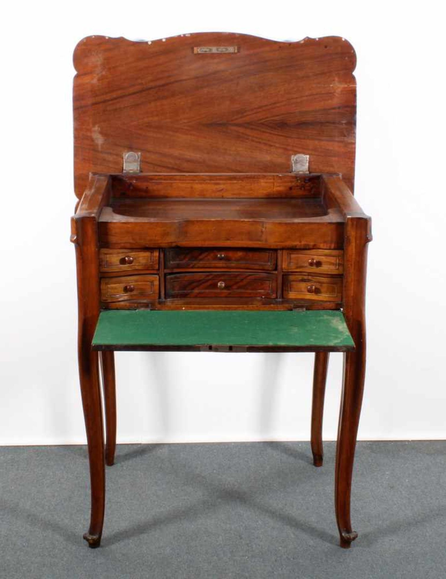 Kleiner Schreibtisch, 18. Jh., Nussbaum, Platte und Front aufklappbar, innen sechs kleine Schübe, 80 - Bild 2 aus 2