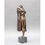 Bronze, braun patiniert, "Der Kuss/Umarmung/Abschied", an den Füßen bezeichnet, nummeriert 20/350,