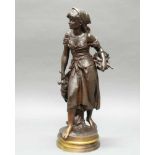 Bronze, dunkelbraun patiniert, "Junge Frau mit Korb", auf der Plinthe bezeichnet Moreau Math.,