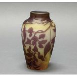 Vase, Emile Gallé, um 1910, Glas, violetter Überfangdekor mit Glyzinien auf weißlichem Fond,