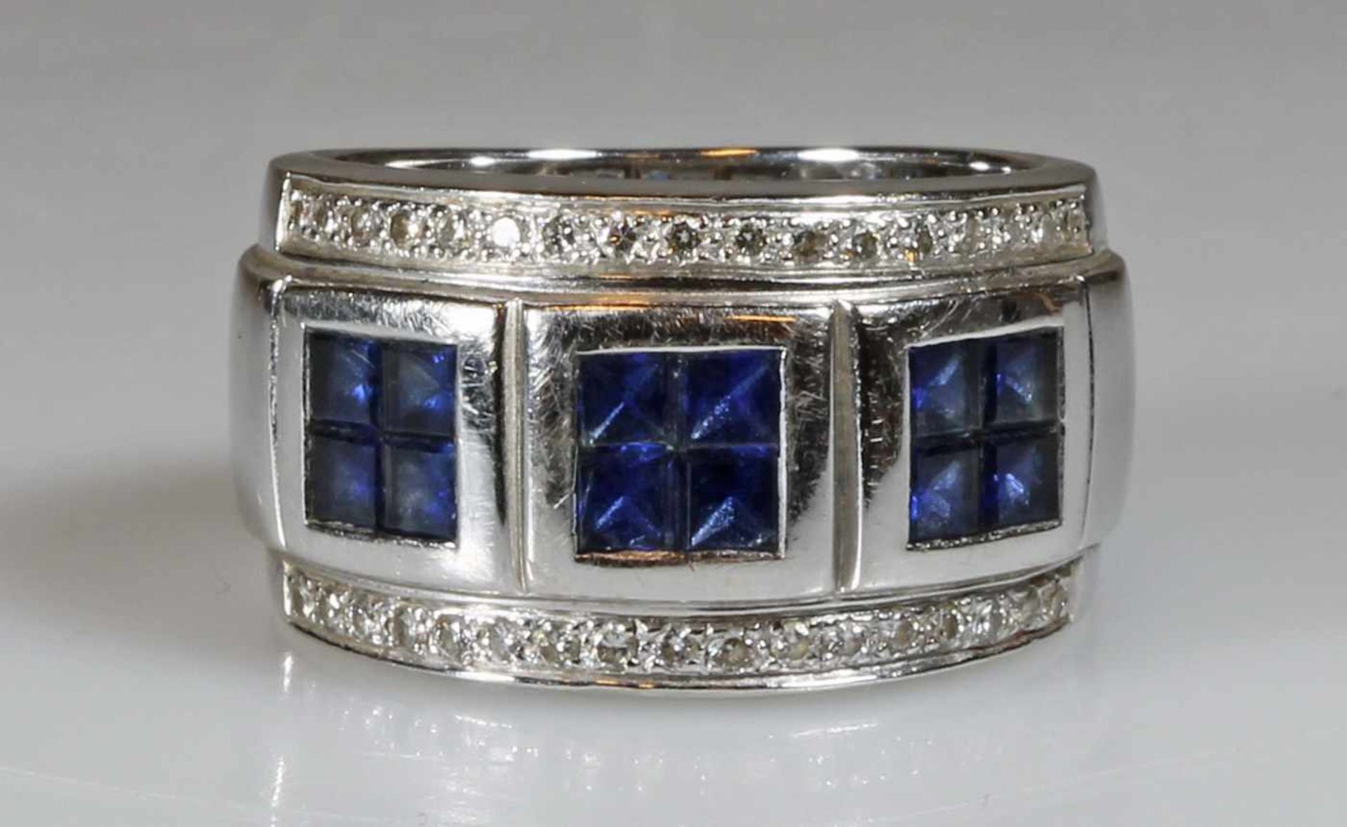 Ring, WG 750, 12 Saphir-Carrés, 34 Besatz-Diamanten, 12 g, RM 17