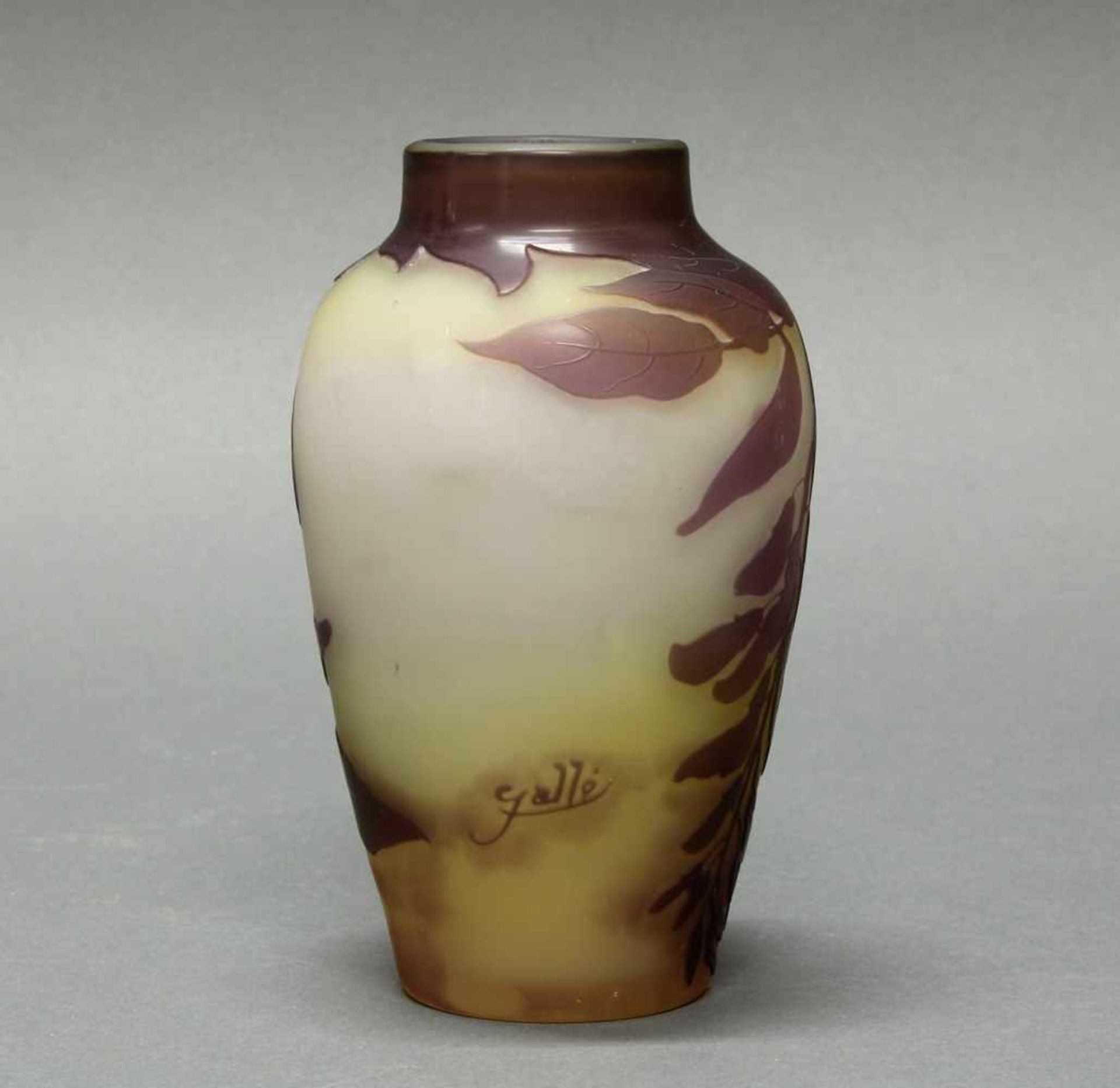 Vase, Emile Gallé, um 1910, Glas, violetter Überfangdekor mit Glyzinien auf weißlichem Fond, - Image 2 of 3