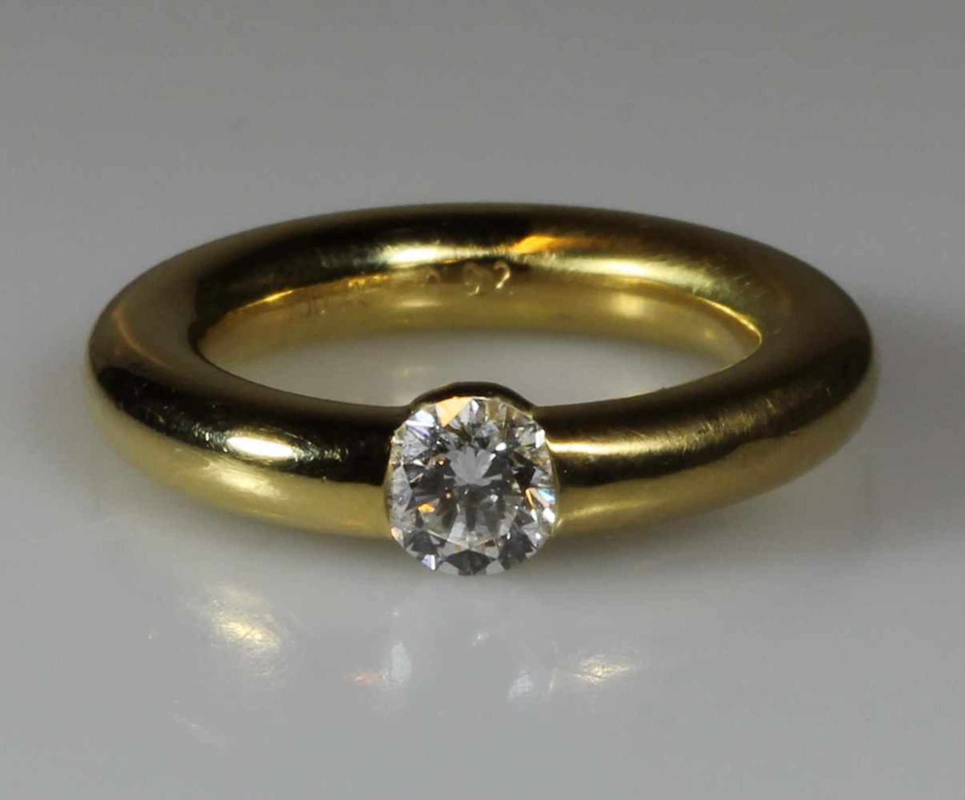 Ring, GG 750, 1 Brillant gepunzt 0.62 ct., etwa w/si-p1, 11 g, RM 16