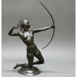 Bronze, schwarzbraun patiniert, "Amazone", auf der Plinthe bezeichnet Fenn, 47 cm hoch, Bogensehne