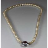 Perlenkette, 82 Akoya-Zuchtperlen ø ca. 7.2 mm, Schließe WG 585, 1 ovaler Girasol-Cabochon, weiß und